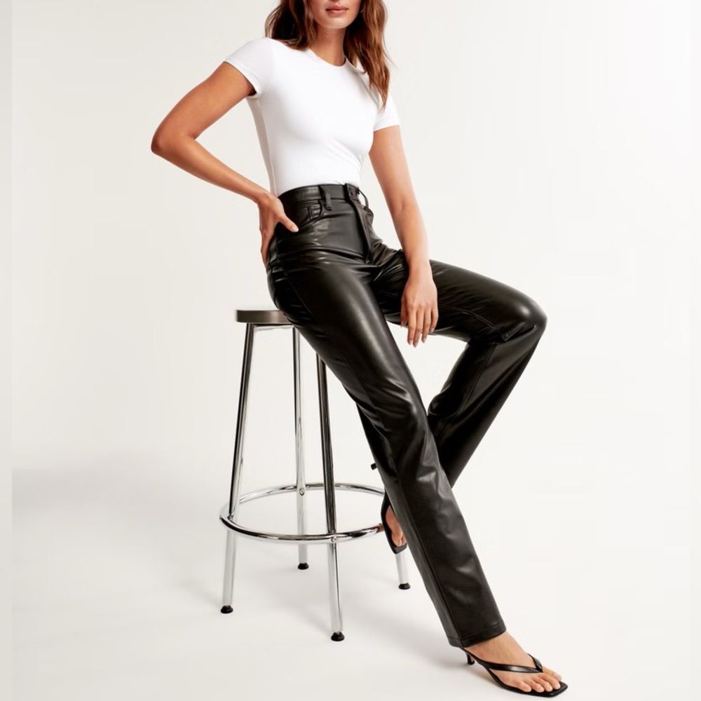 Abercrombie & Fitch The 90s Straight Ultra High Rise Vegan Leather Pants • 28/6S